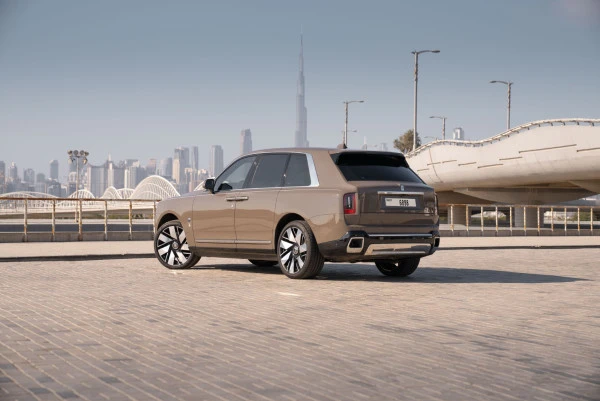  Beige Rolls Royce Cullinan Photo 2