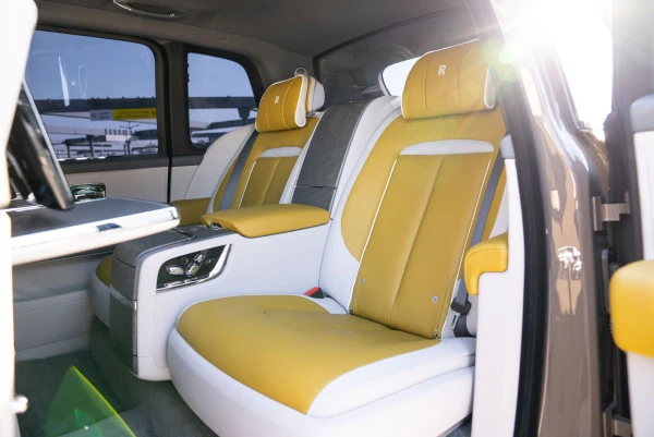  Beige Rolls Royce Cullinan Photo 5