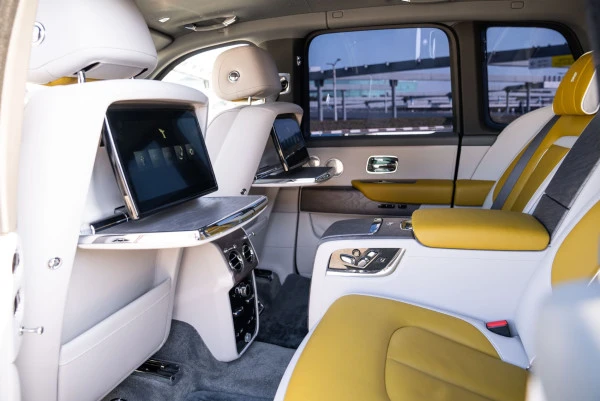  Beige Rolls Royce Cullinan Photo 7