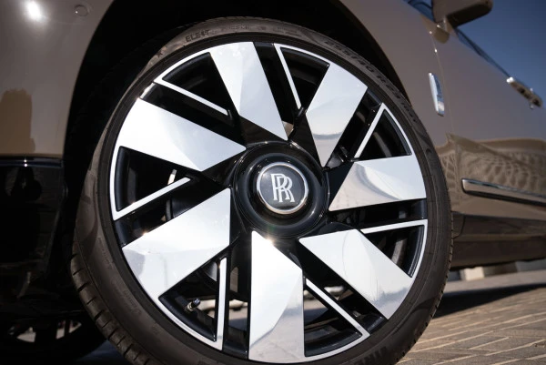  Beige Rolls Royce Cullinan Photo 14