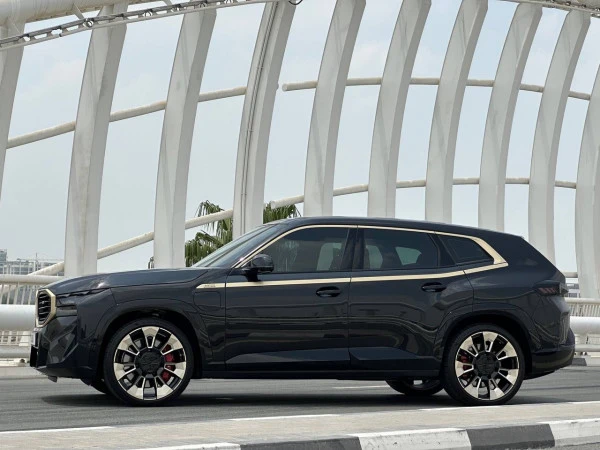  Schwarz BMW XM Photo 2