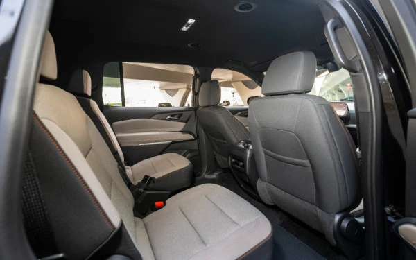  Schwarz Chevrolet Traverse Photo 8