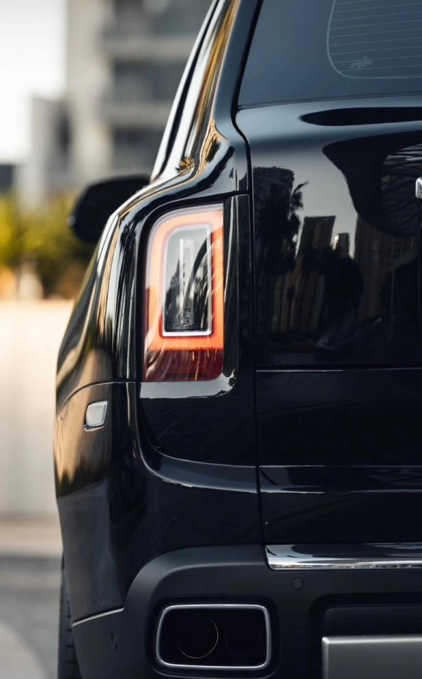  Schwarz Rolls Royce Cullinan Photo 3