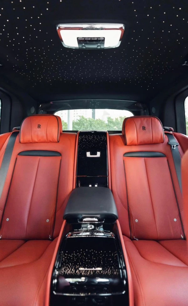  Schwarz Rolls Royce Cullinan Photo 4