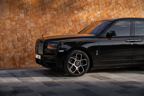  Schwarz Rolls Royce Cullinan Photo 2