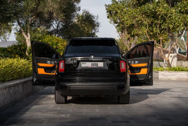  Schwarz Rolls Royce Cullinan Photo 3