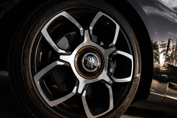  Schwarz Rolls Royce Cullinan Photo 9