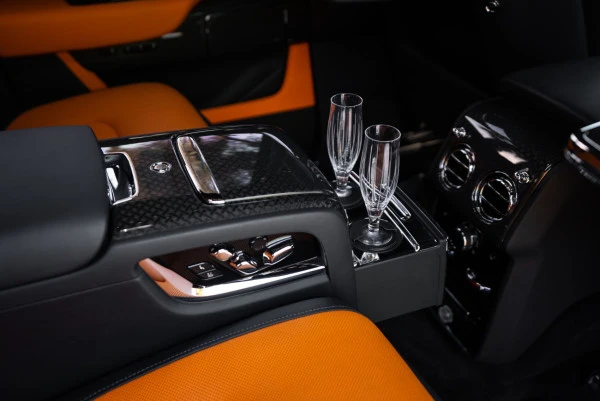  Schwarz Rolls Royce Cullinan Photo 11