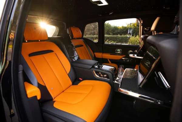  Schwarz Rolls Royce Cullinan Photo 12