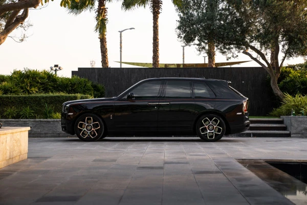  Schwarz Rolls Royce Cullinan Photo 14