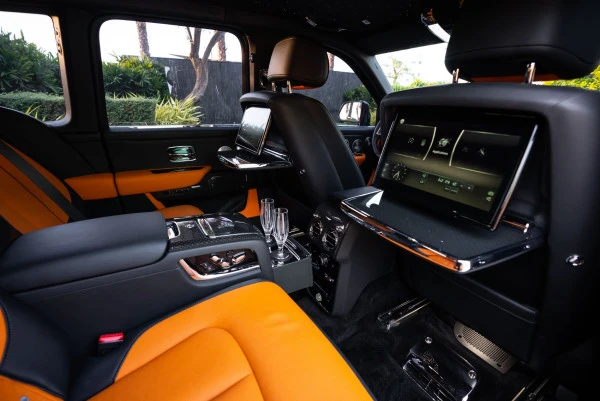  Schwarz Rolls Royce Cullinan Photo 15