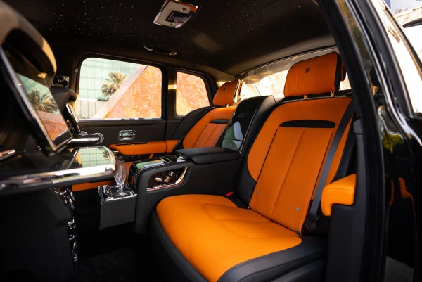  Schwarz Rolls Royce Cullinan Photo 17