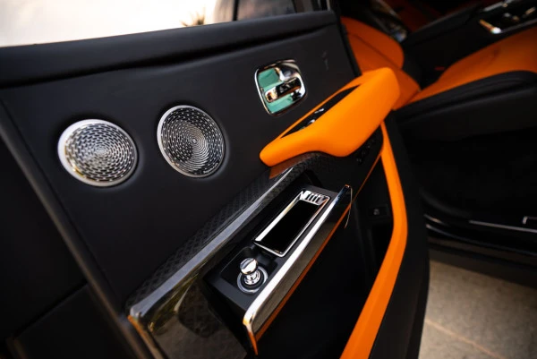  Schwarz Rolls Royce Cullinan Photo 19