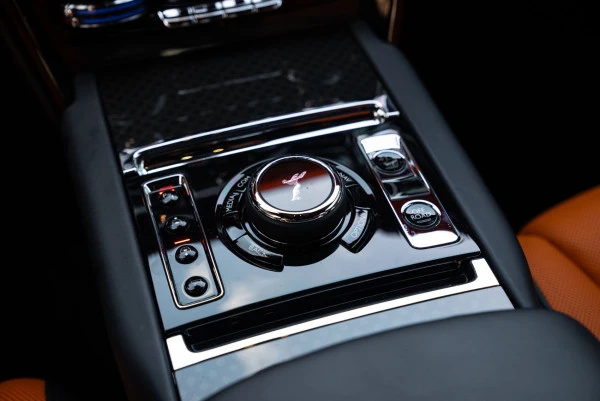  Schwarz Rolls Royce Cullinan Photo 20