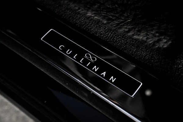  Schwarz Rolls Royce Cullinan Photo 25