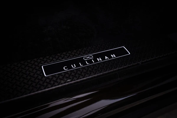  Grün Rolls Royce Cullinan Photo 2