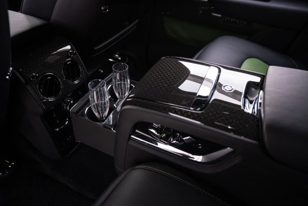  Grün Rolls Royce Cullinan Photo 7