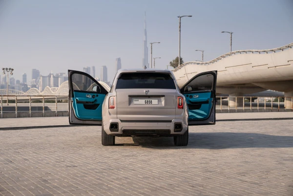  Grau Rolls Royce Cullinan Photo 2