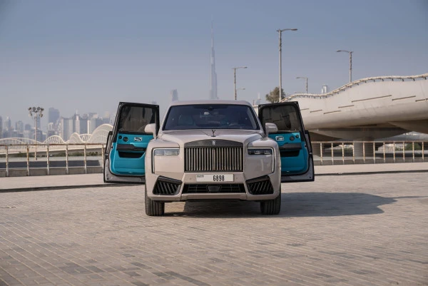  Grau Rolls Royce Cullinan Photo 4
