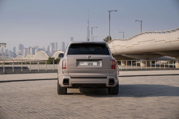  Grau Rolls Royce Cullinan Photo 5