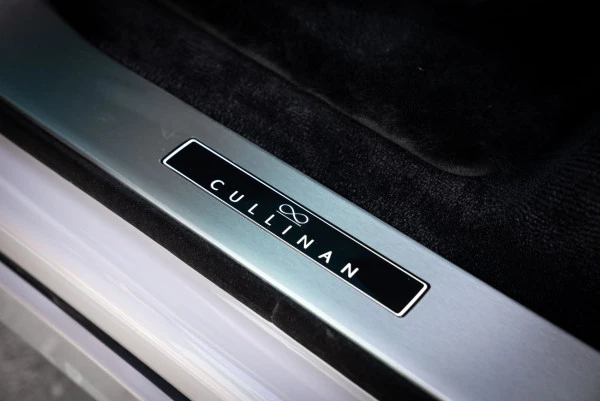  Grau Rolls Royce Cullinan Photo 8