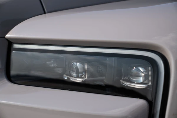  Grau Rolls Royce Cullinan Photo 16