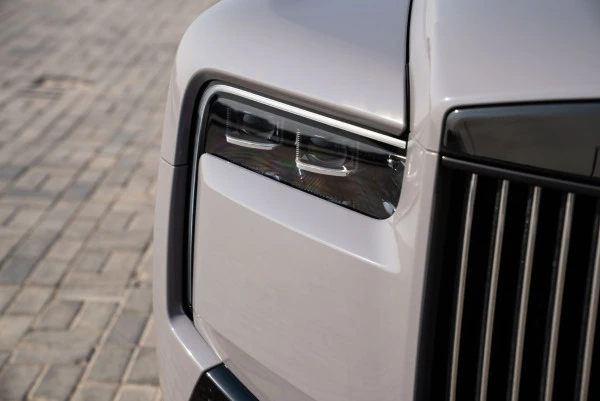  Grau Rolls Royce Cullinan Photo 17