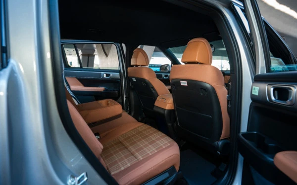  أبيض هيونداي سانتا في Photo 22