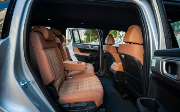  أبيض هيونداي سانتا في Photo 16