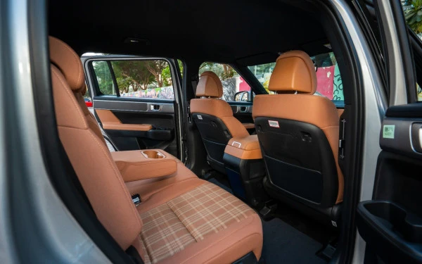  أبيض هيونداي سانتا في Photo 17