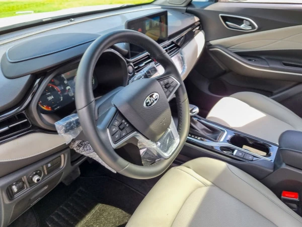  White JAC JS4 Photo 2