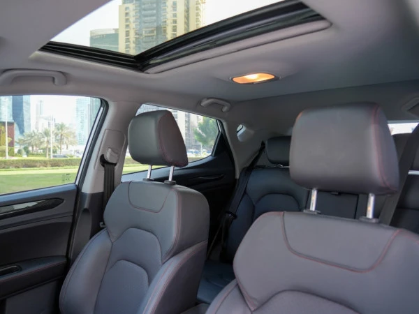  White JAC S3 Photo 3