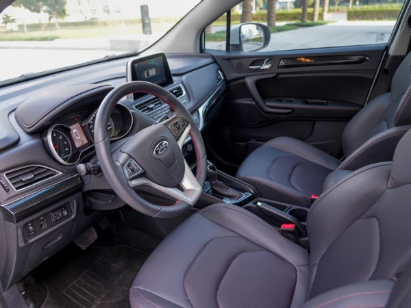  White JAC S3 Photo 4