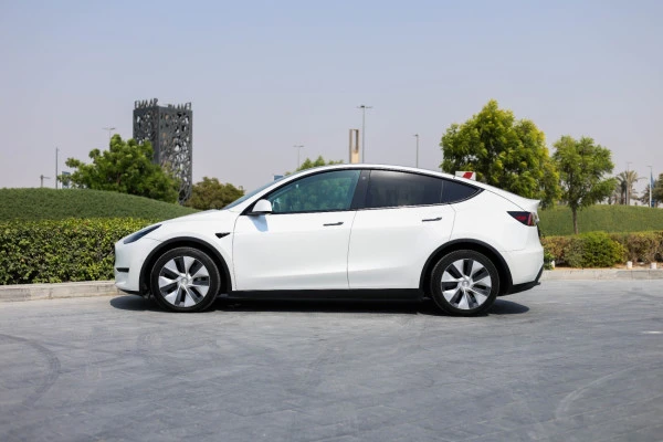  Weiß Tesla Model Y Long Range Photo 2