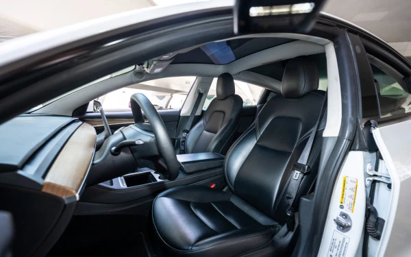  Weiß Tesla Model Y Long Range Photo 4