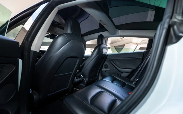  Weiß Tesla Model Y Long Range Photo 5