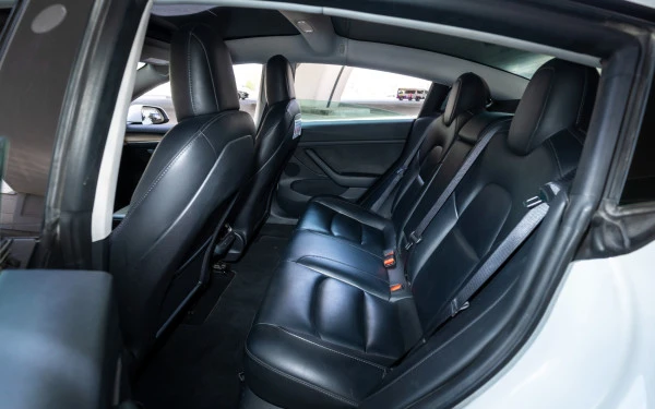  Weiß Tesla Model Y Long Range Photo 6