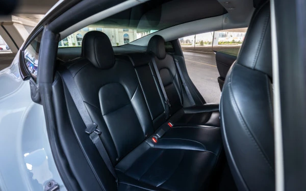  Weiß Tesla Model Y Long Range Photo 7