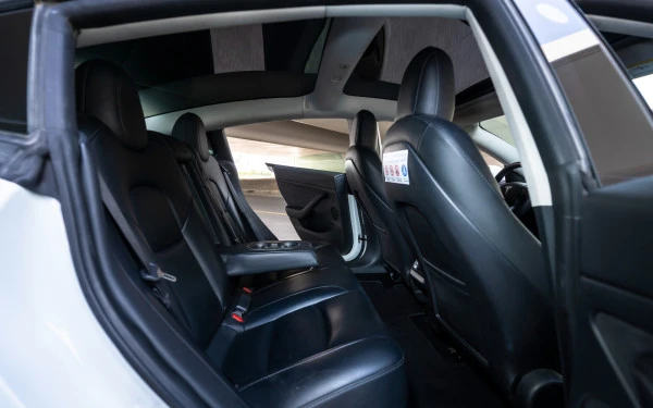  Weiß Tesla Model Y Long Range Photo 9