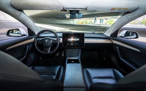  Weiß Tesla Model Y Long Range Photo 13