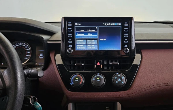  Bianca Toyota Corolla Cross Photo 2