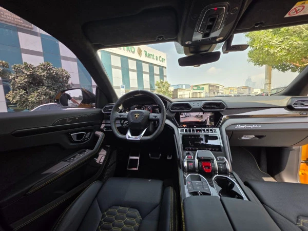  Yellow Lamborghini Urus MY20 Photo 7