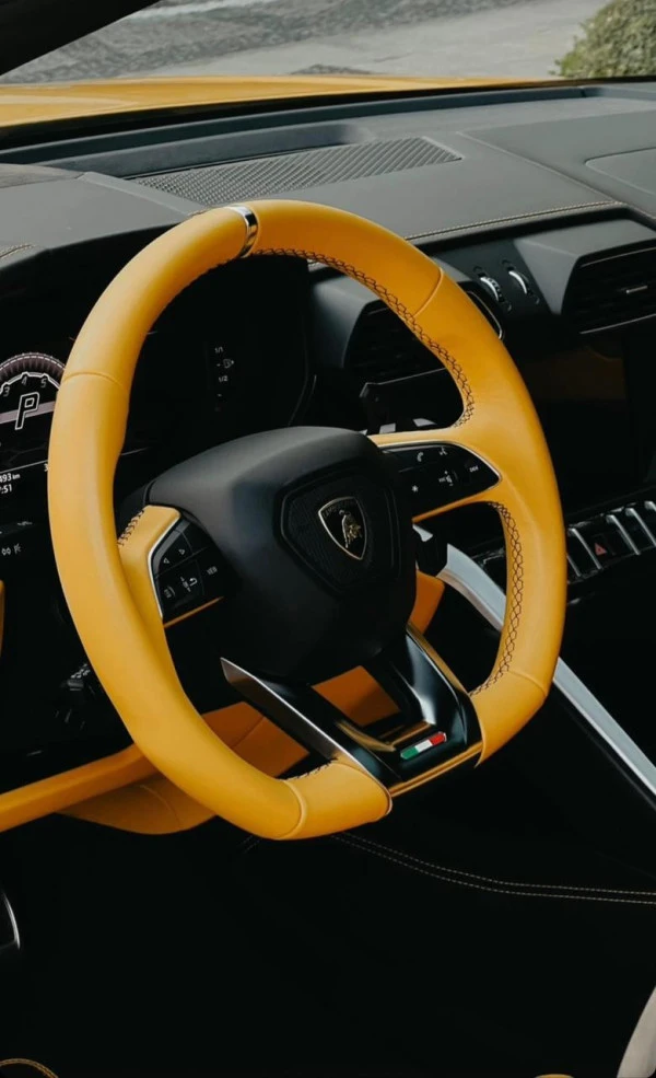  Gelb Lamborghini Urus Photo 2